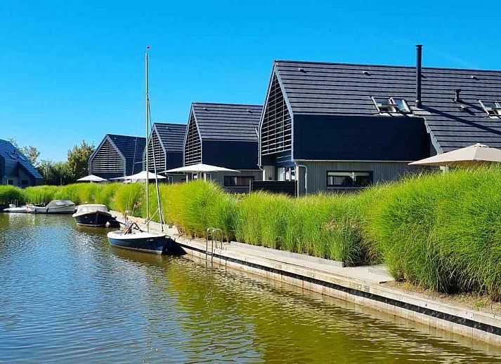 Verblijf 090508 • Vakantiewoning Slotermeer • Luxe vrijstaande 6 persoons Watervilla direct gelegen aan 