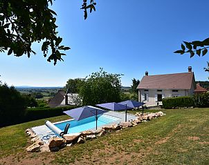 Guest house 04029201 • Holiday property Burgundy • Villa 8 pers piscine 